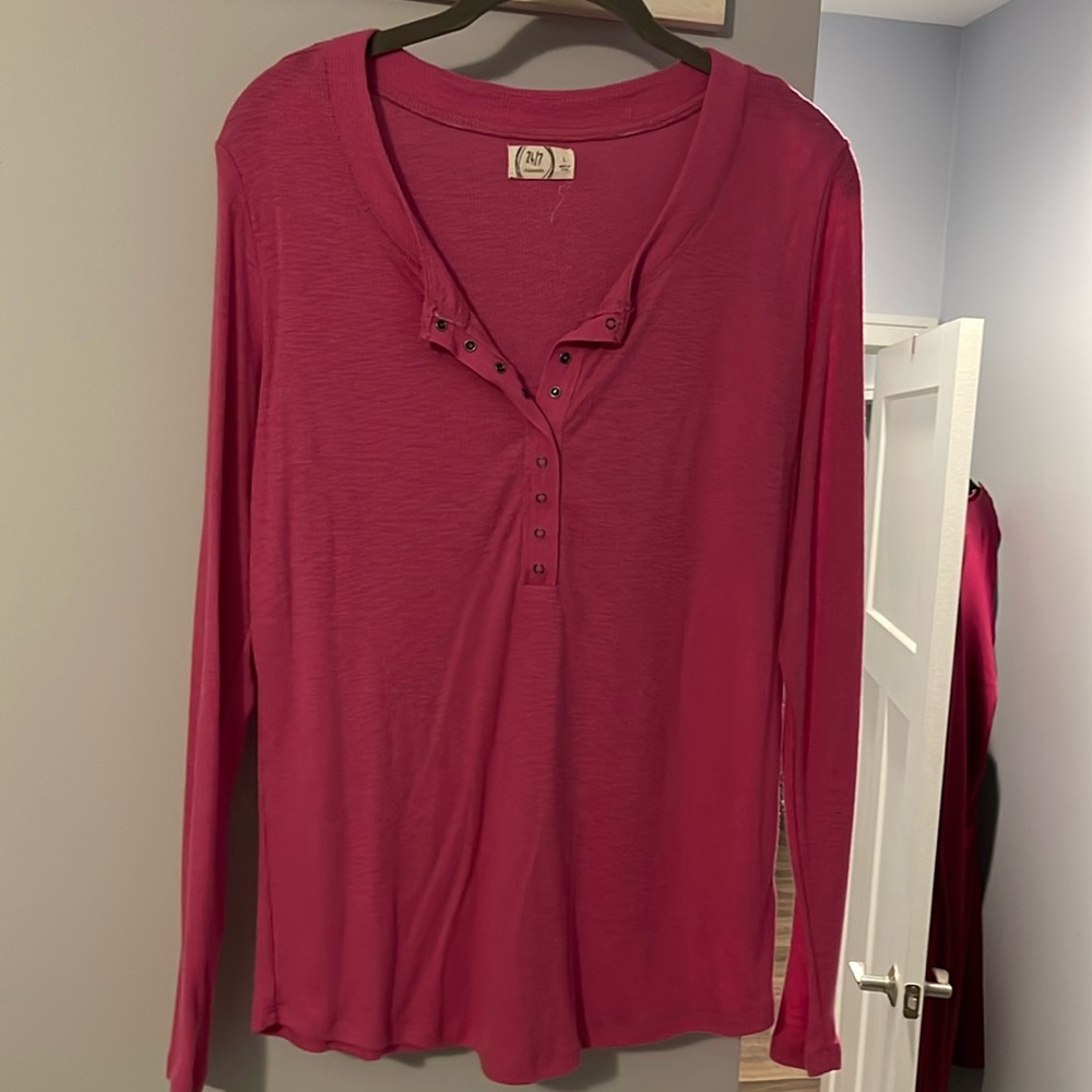 Bright pink Henley snap top from Maurices. Size large.